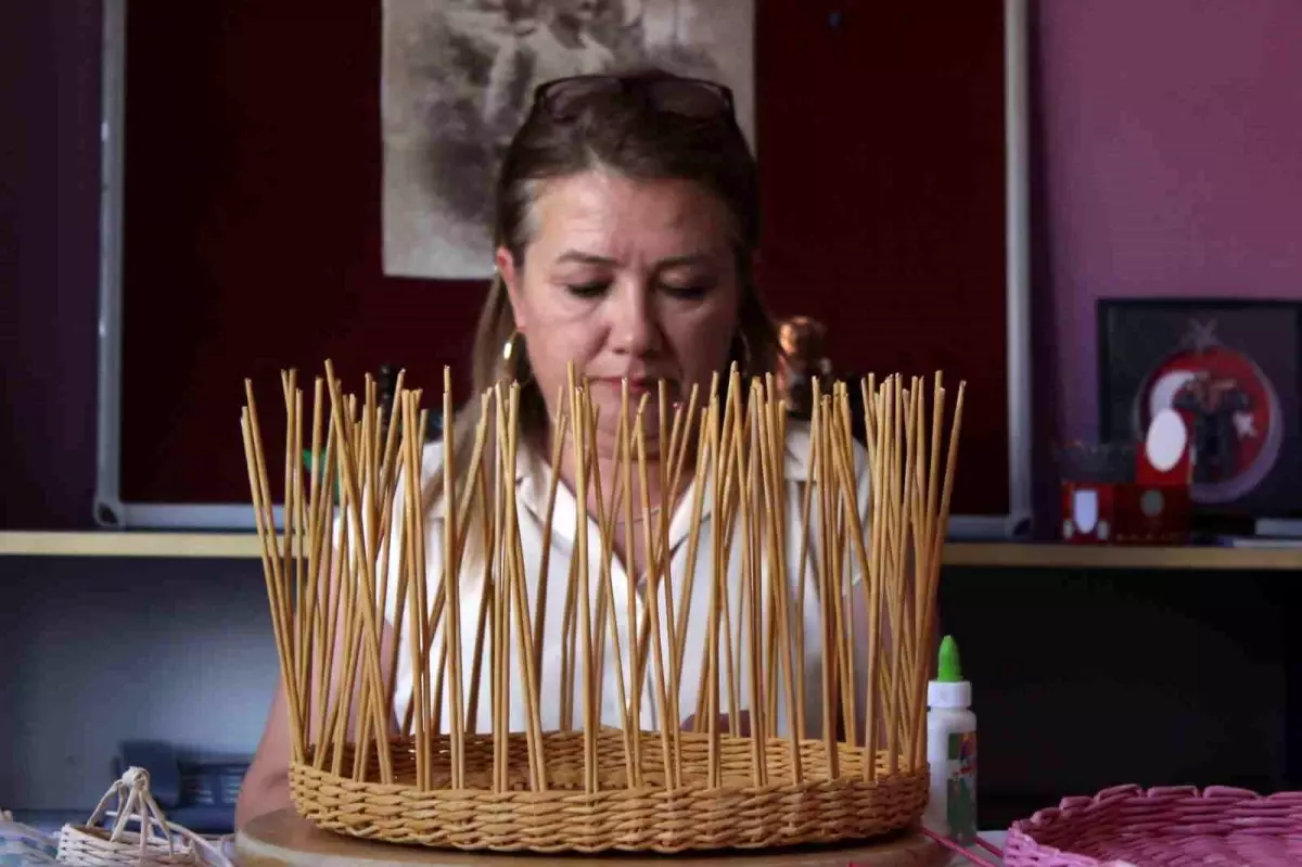 Kayseri'de Atık Kağıttan Üretilen Sepetler Yoğun İlgi Görüyor