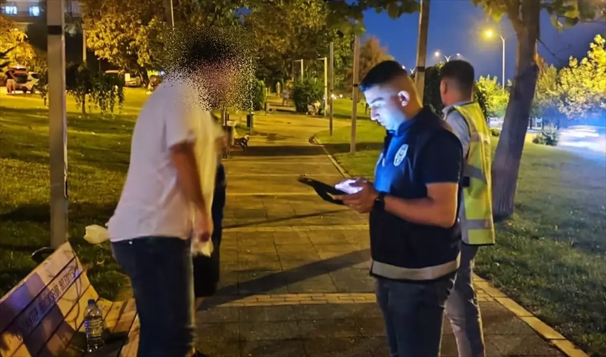 Gaziantep'te parklarda yapılan denetimlerde 1 aranan şahıs ve 2 ruhsatsız tabanca yakalandı