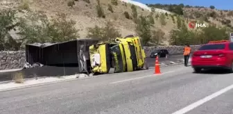 Kömür yüklü Mercedes devrildi: Yol trafiğe kapandı