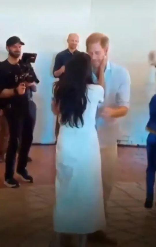 Meghan Markle ve Prens Harry, Kolombiya'da salsa dansı yaptıkları sırada tutkulu bir şekilde öpüştü