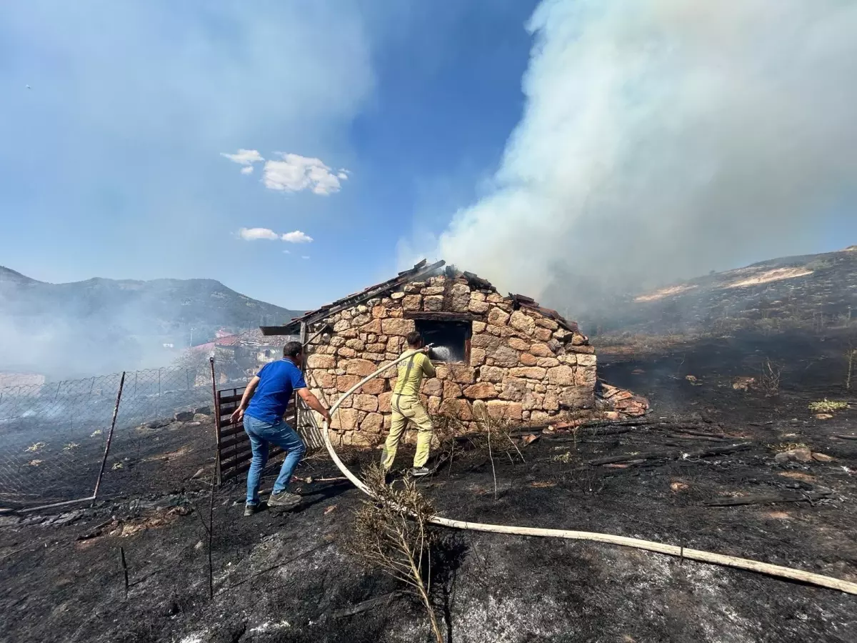 Kütahya'da Ot Yangınında 3 Ev ve Samanlık Yandı