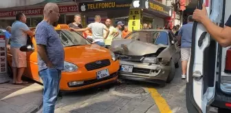 Zonguldak'ta Sürücüsü Fenalaşan Otomobilin Çarptığı Kazada 2 Kişi Yaralandı