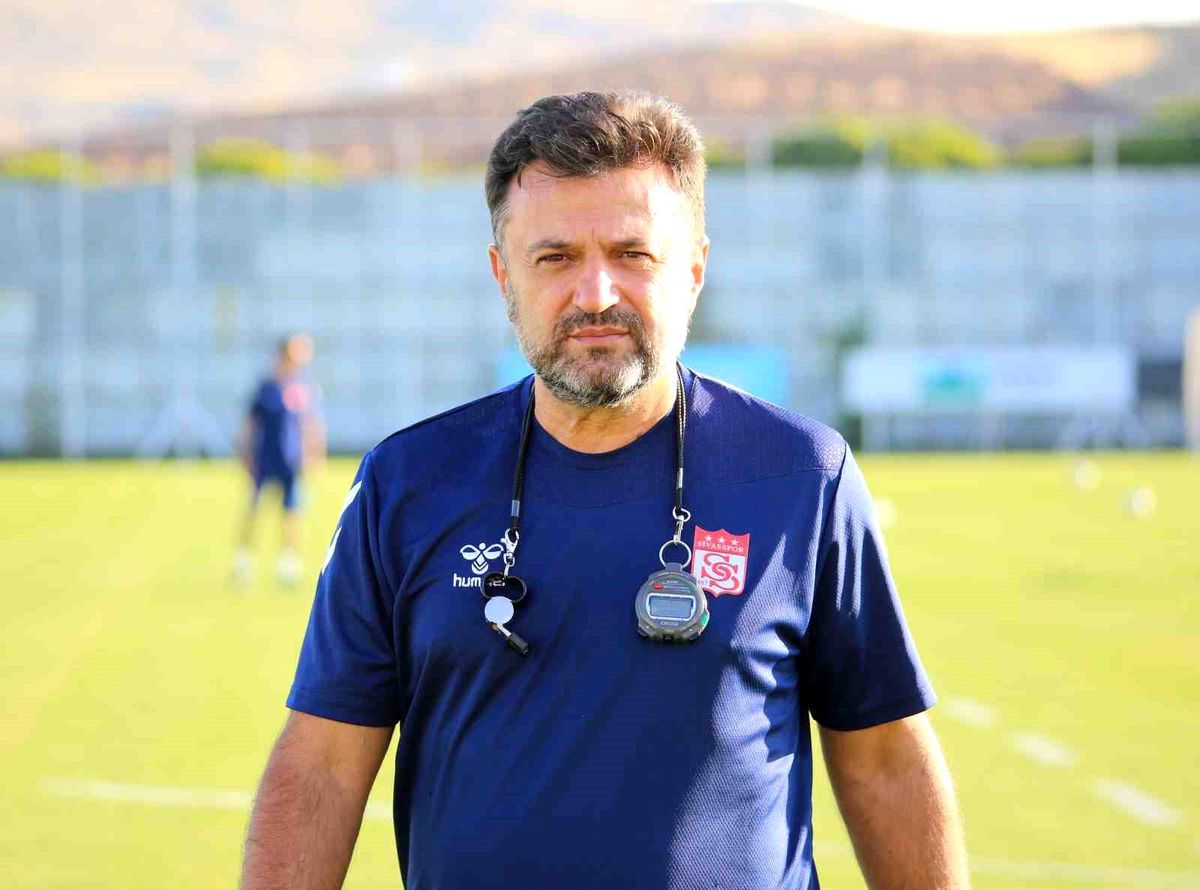 Sivasspor Teknik Direktörü Bülent Uygun, Rey Manaj'a gelen transfer tekliflerini açıkladı
