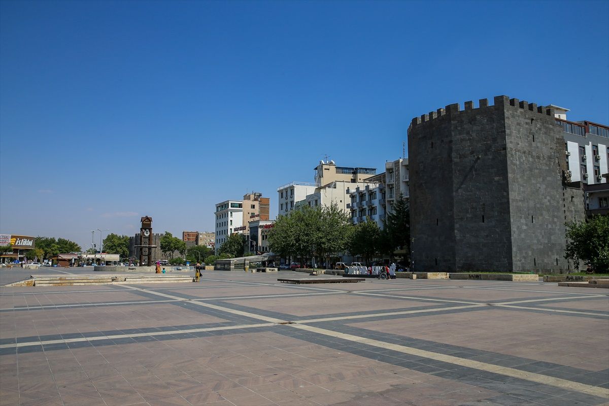 Diyarbakır'da Sıcak Hava Hayatı Olumsuz Etkiliyor