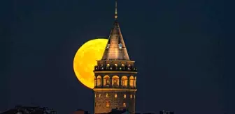 İstanbul'da Galata Kulesi ile Dolunay Manzarası