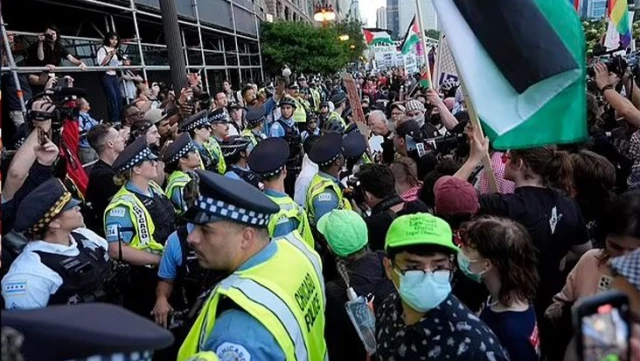 Police intervention against protesters in front of the Israeli Consulate in the USA.