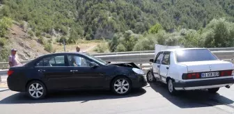 Amasya'da Otomobil Çarpışması: 3 Yaralı