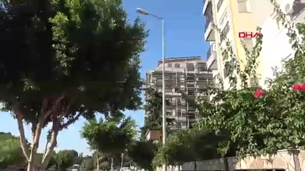 Antalya'da Ağaç İçinden Geçen Elektrik Telleri Vatandaşları Tedirgin Ediyor