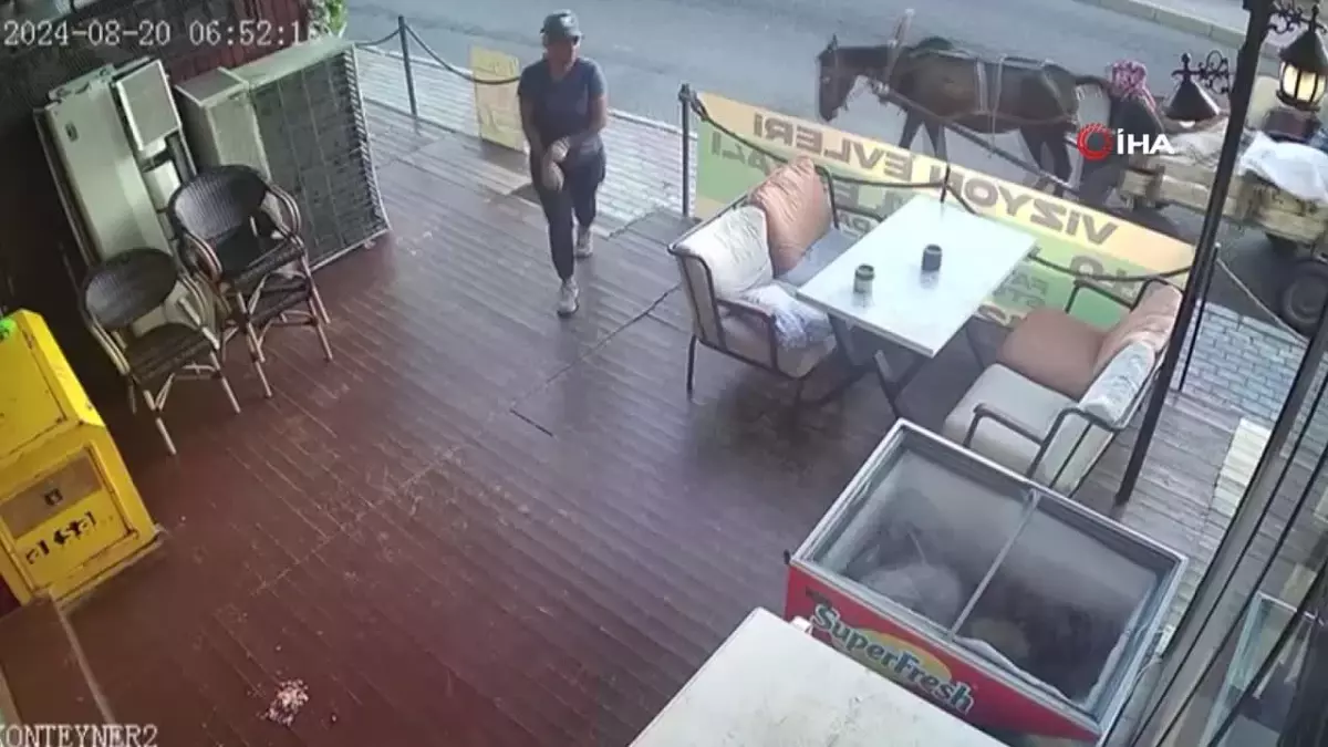 At arabasıyla geldiler... Restoranın buzdolabından 20 kilo eti böyle çaldılar