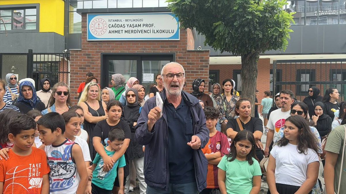 Beylikdüzü'nde Velilerden İlkokul ve Ortaokul Birleşmesine Tepki