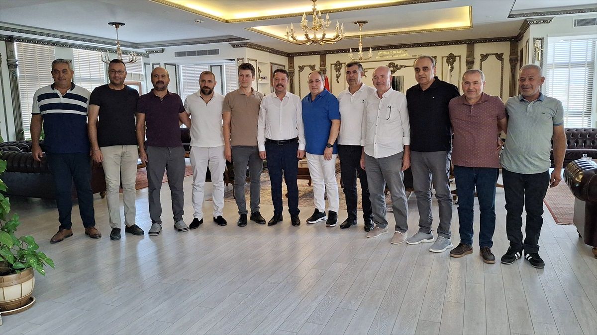 Beypazarı Belediye Spor Kulübü Yönetimi Belediye Başkanı Özer Kasap'ı Ziyaret Etti