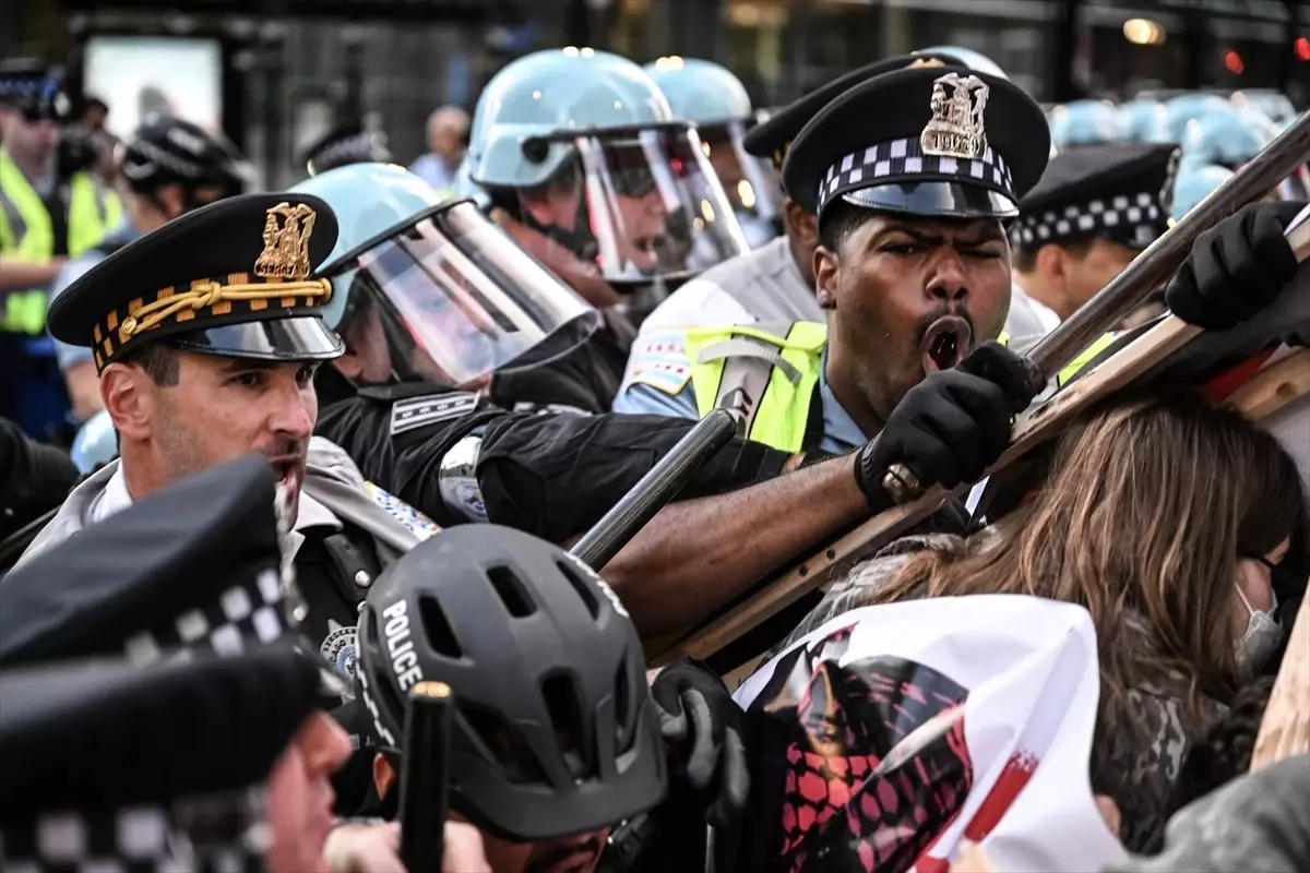 ABD'de İsrail konsolosluğu önünde göstericilere polis müdahalesi