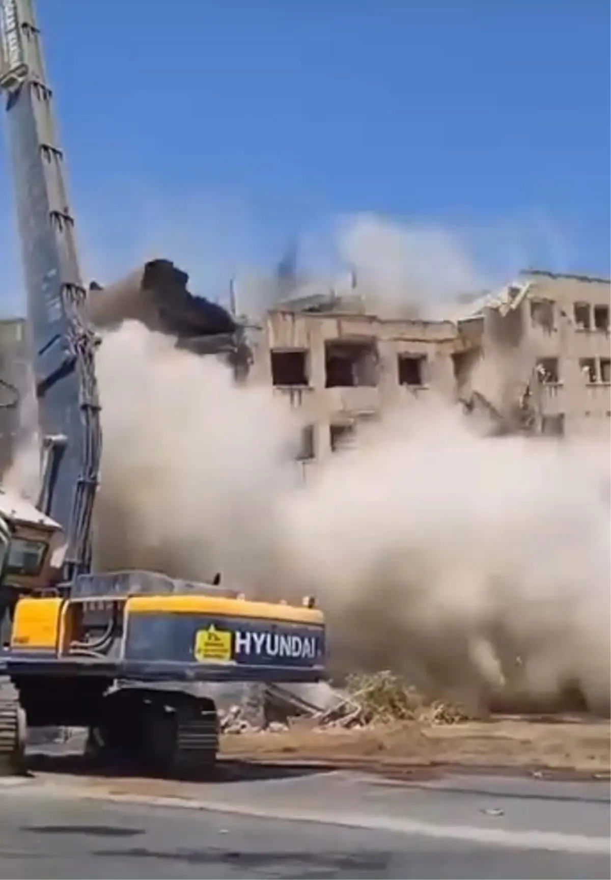 Diyarbakır'da depremde tahliye edilen bina yıkım sırasında çöktü