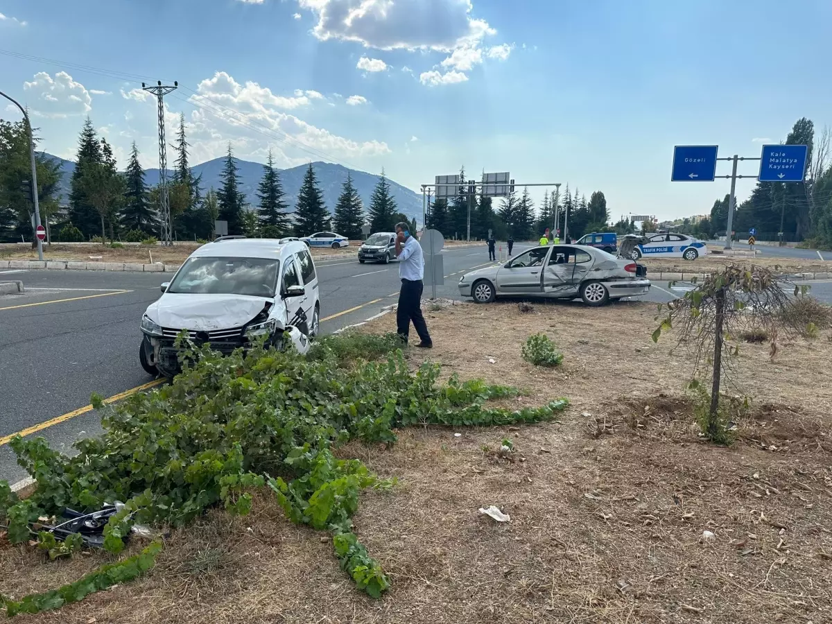 Elazığ'da Otomobil ile Hafif Ticari Araç Çarpıştı: 8 Yaralı