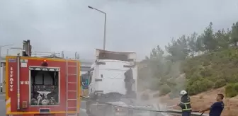 Hatay'ın Belen ilçesinde seyir halindeki tırda çıkan yangın söndürüldü