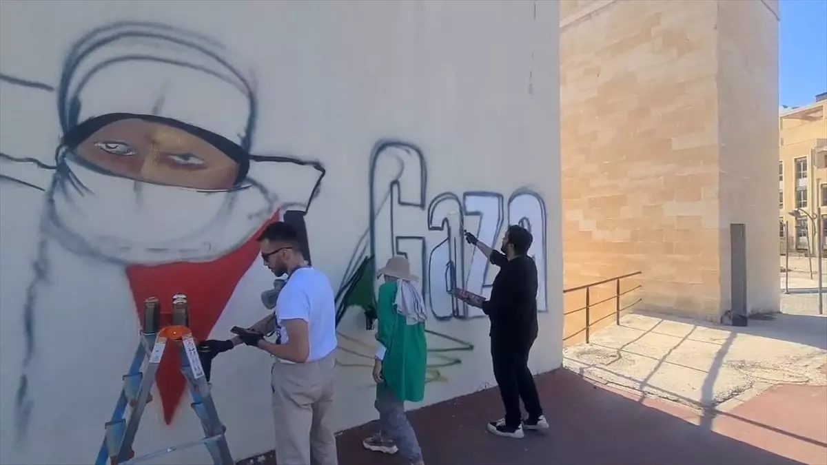 Mardin Artuklu Üniversitesi Öğrencileri Gazze'ye Destek İçin Grafiti Çizdi