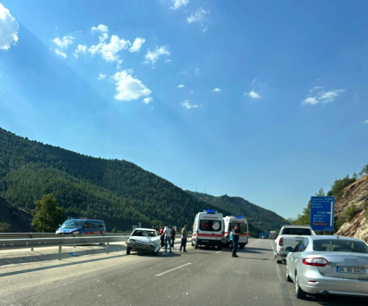 Isparta'da Kontrolden Çıkan Otomobilin Bariyerlere Çarpması Sonucu 4 Kişi Yaralandı