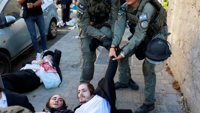 Conscription uprising in Israel! The police are intervening in the gathered crowd.