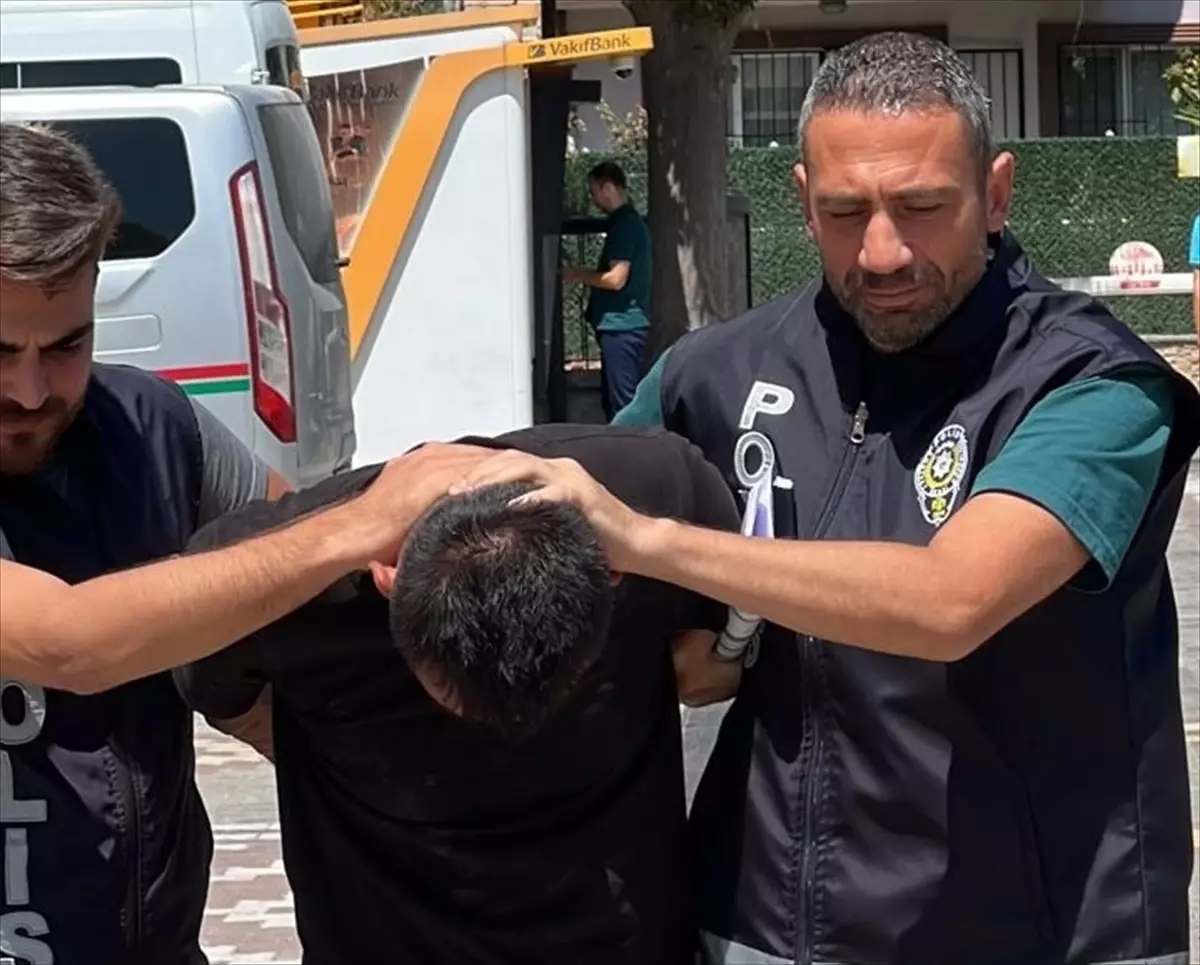 Manisa'da eşini sokakta darbeden kişi tutuklandı
