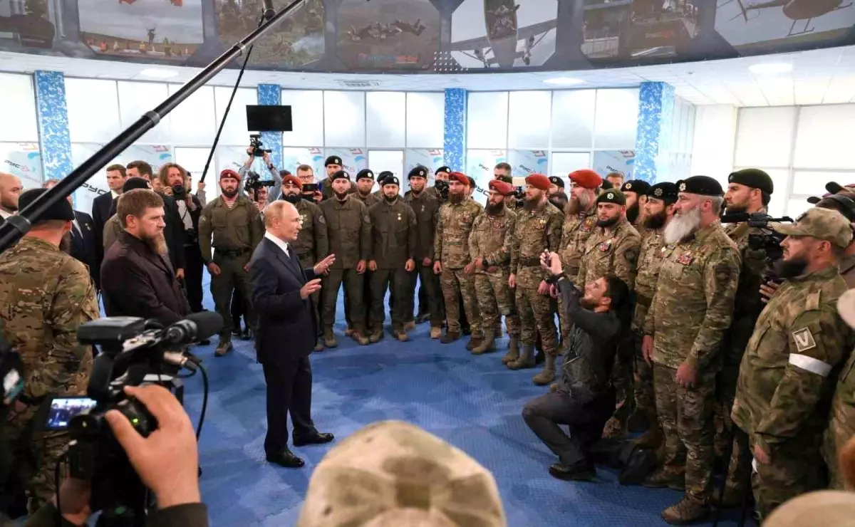 Putin, Çeçenistan'da Ukrayna'da savaşmak için eğitim gören askerleri ziyaret etti