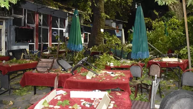 The branches of the centuries-old plane tree fell on the people sitting in the coffeehouse: 9 injured.