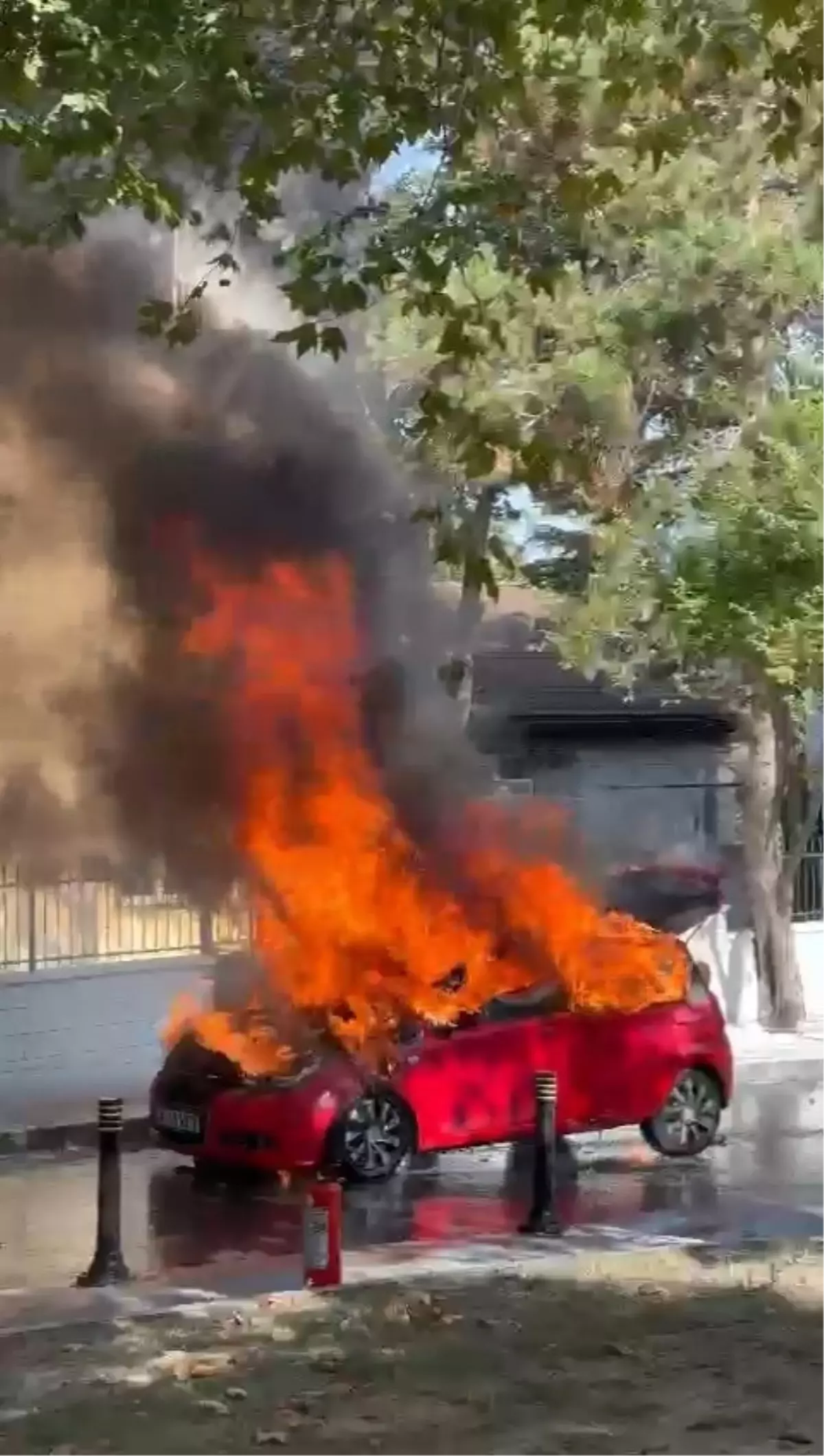 Beşiktaş'ta Otomobil Alev Alev Yandı