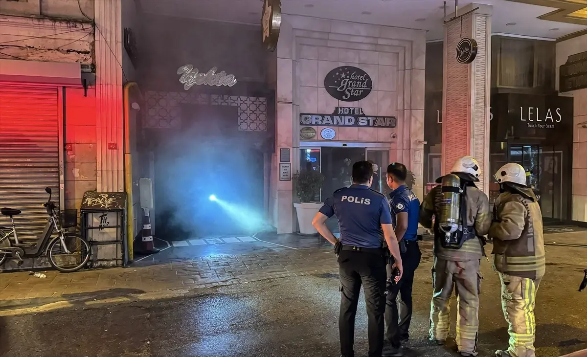 Beyoğlu'nda 9 Katlı Otelde Çıkan Yangına İtfaiye Müdahale Ediyor