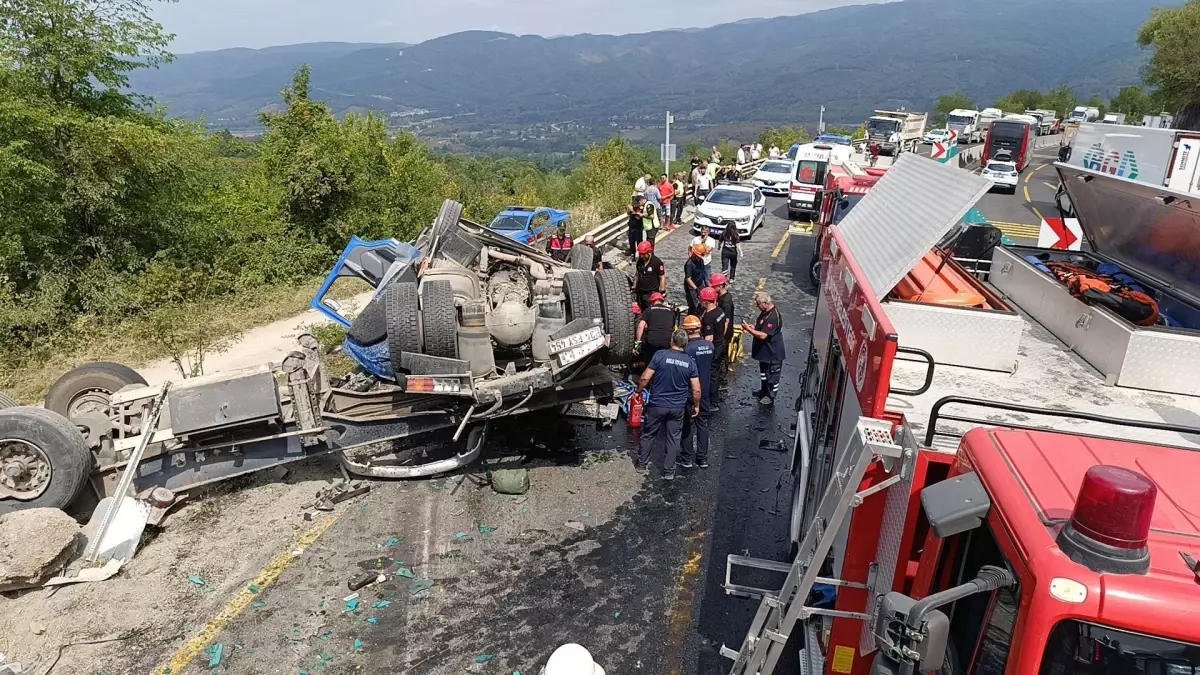 Bolu Dağı'nda kum yüklü TIR'ın otomobille çarpışması sonucu 2 kişi öldü