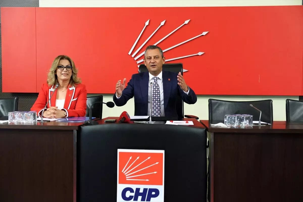 CHP Genel Başkanı Özgür Özel, Kadın Kolları İl Başkanları ile bir araya geldi
