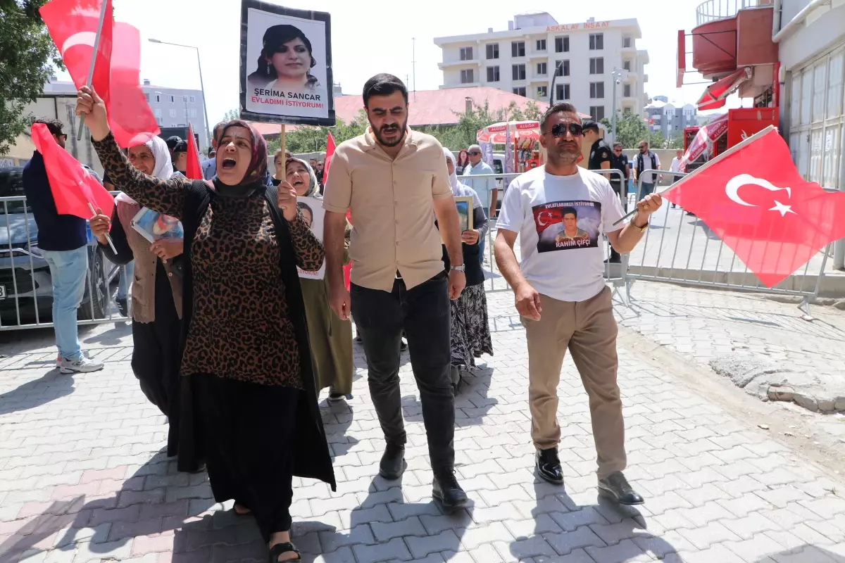 Van'da dağa kaçırılan çocuklar için eylem sürüyor