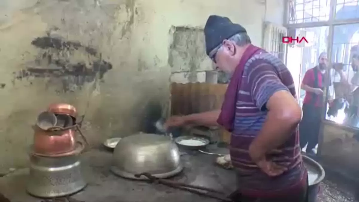 Gaziantepli 75 yaşındaki kalaycı, 65 yıldır mesleğini sürdürüyor