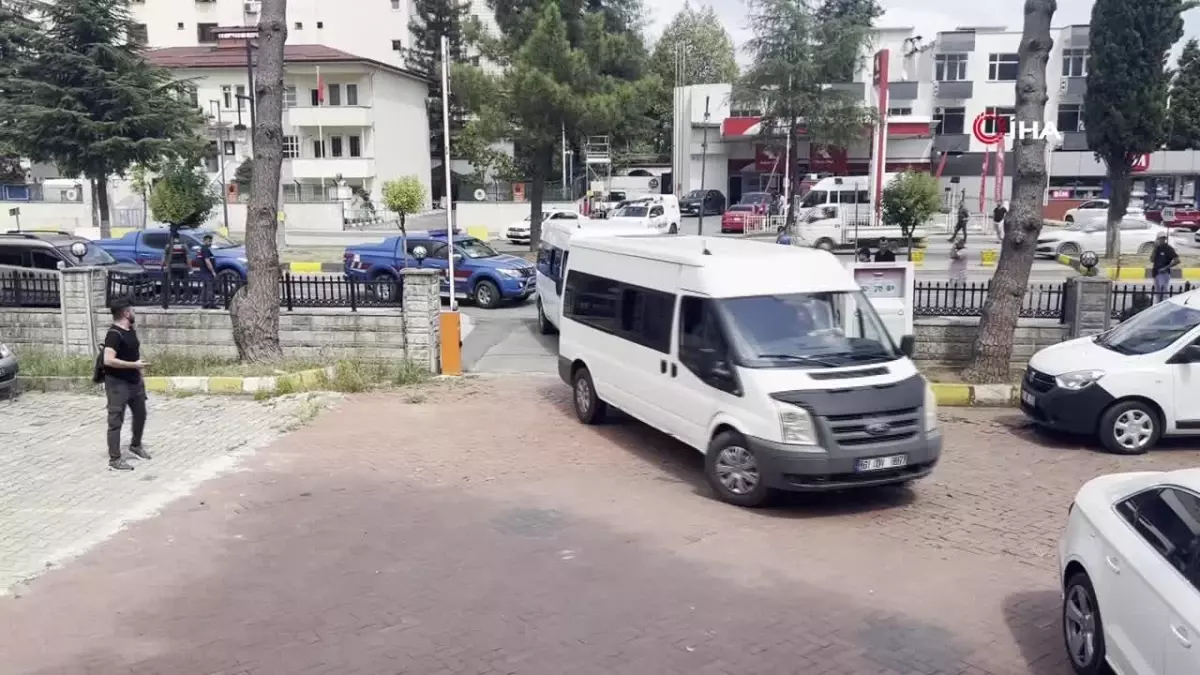 Hacovid Yaylası'nda 3 akrabasını öldürüp evlerini ateşe veren 3 kişi Araklı Adliyesi'ne getirildi