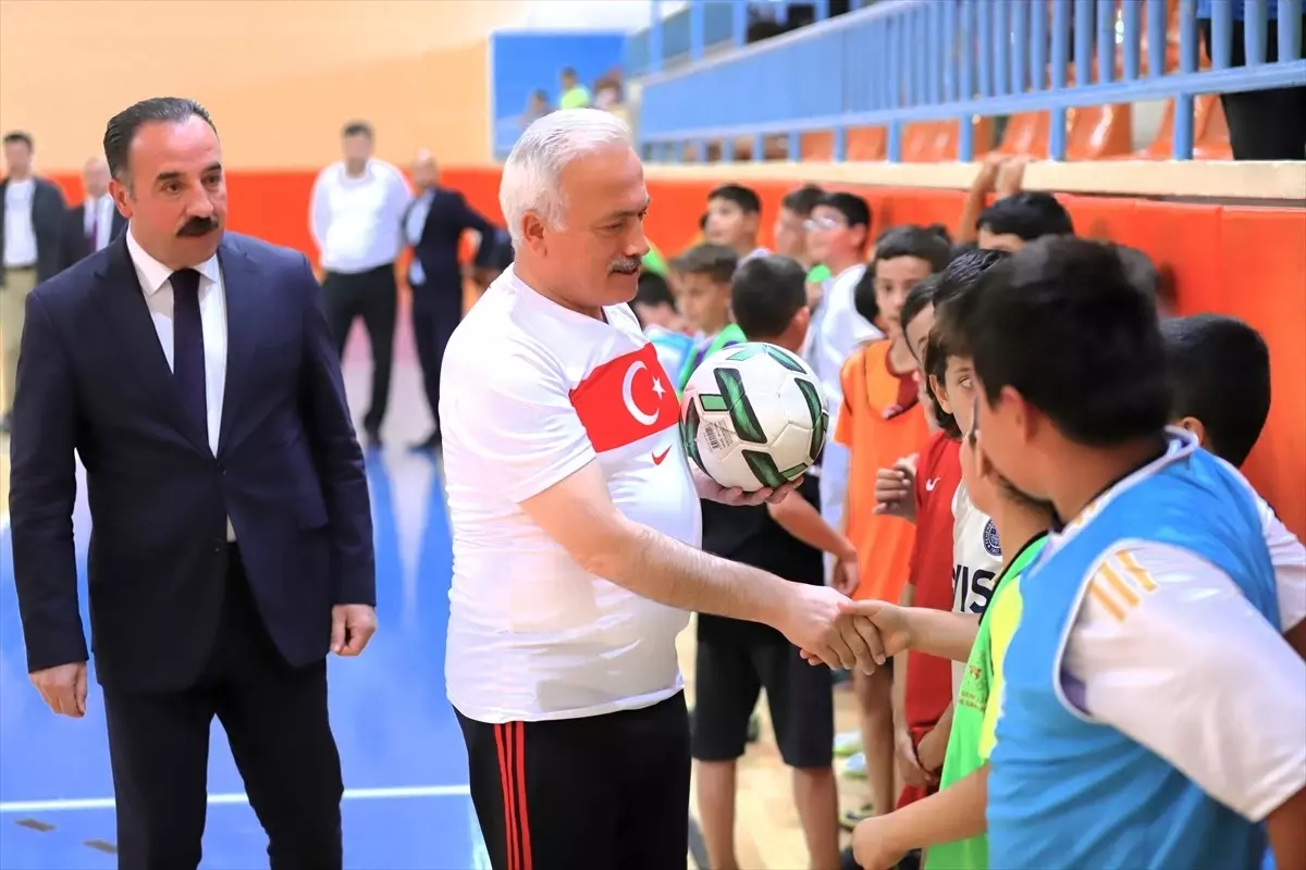 Aksaray Valisi Mehmet Ali Kumbuzoğlu Yaz Spor Okulu Öğrencileriyle Futbol Oynadı