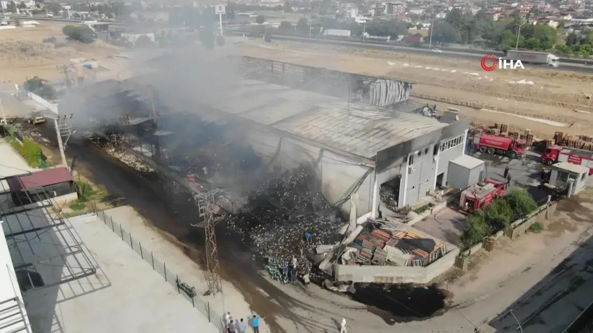 Manisa'da küle dönen depo böyle görüntülendi
