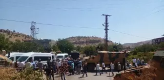 Mardin'de elektrik şirketi ekibinin yolu kesildi