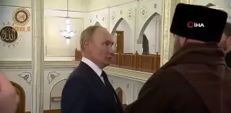 Putin'in camide Kuran-ı Kerim'i öptüğü anlar dikkat çekti