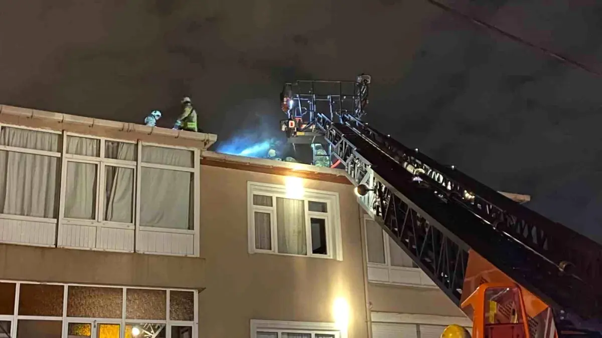 Sarıyer'de 4 Katlı Binanın Çatısında Çıkan Yangın Söndürüldü