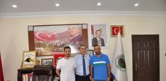 Sason Belediye Başkanı İrfan Demir, İlçe Milli Eğitim Şube Müdürlerine plaket verdi