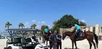 Antalya'da Atlı Jandarma Ekipleri Sahil ve Plajların Güvenliğini Sağlıyor