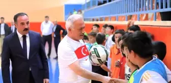 Aksaray Valisi Mehmet Ali Kumbuzoğlu Yaz Spor Okulu Öğrencileriyle Futbol Oynadı