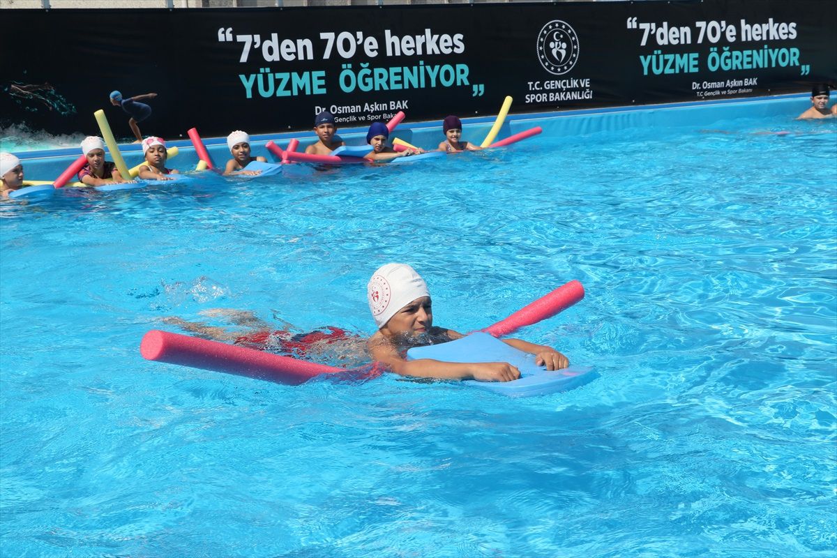 İzmir'de 200'den fazla öğrenci portatif havuzda yüzme öğreniyor