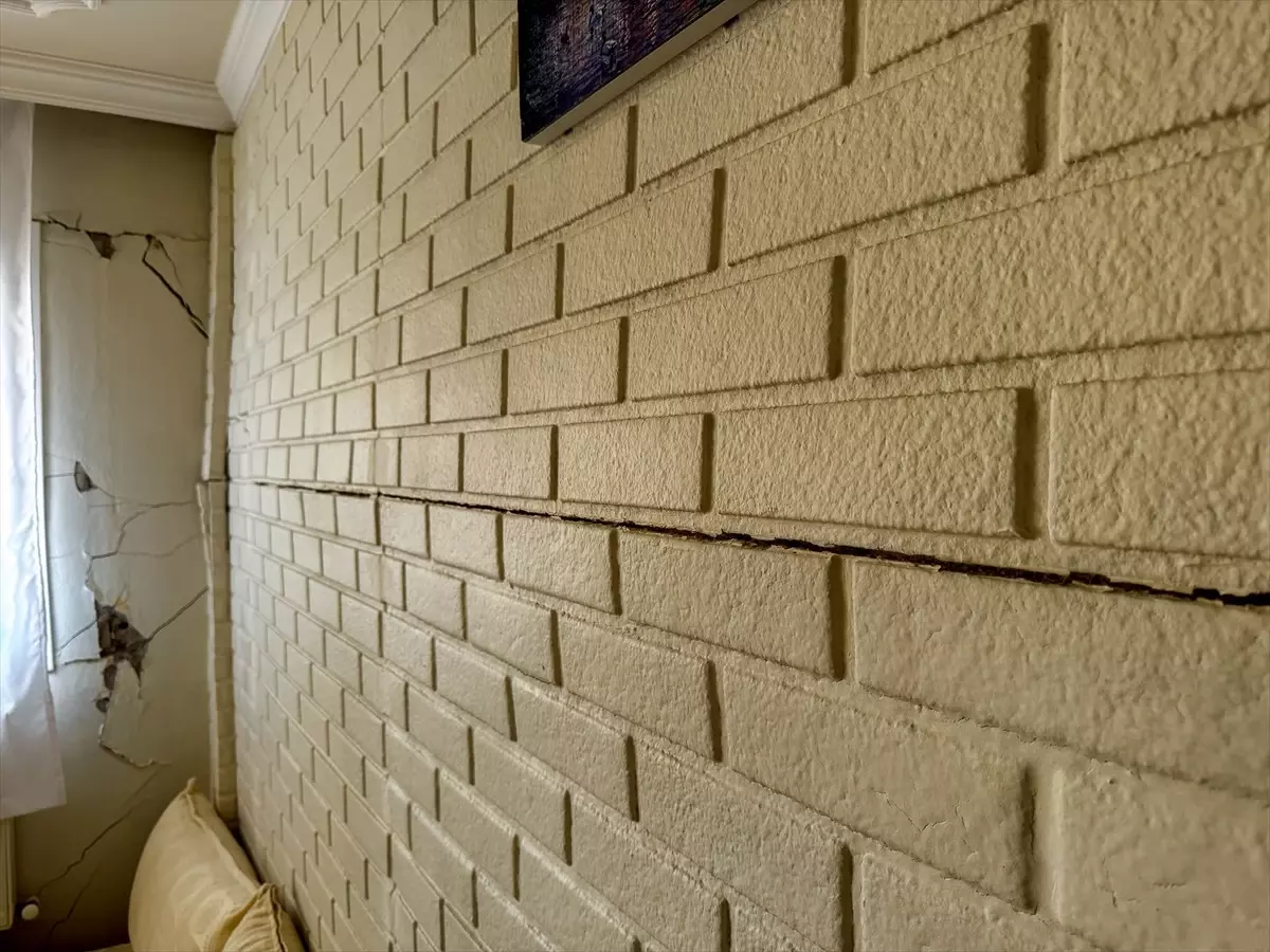 İzmir'de Buca metrosu çalışmaları nedeniyle evlerde çatlaklar oluştu