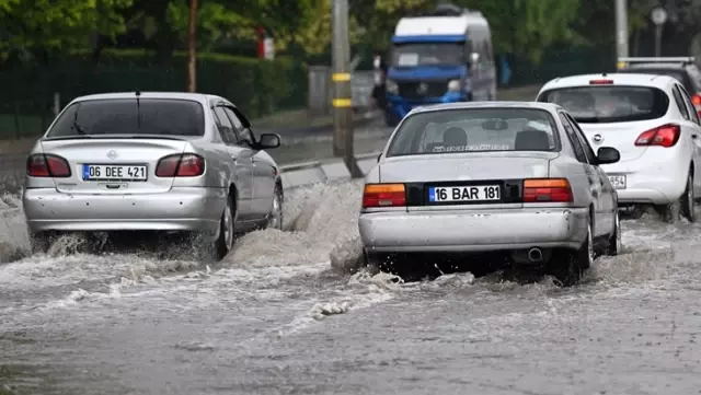 Two districts of Ankara were hit by heavy rain, turning the roads into lakes.