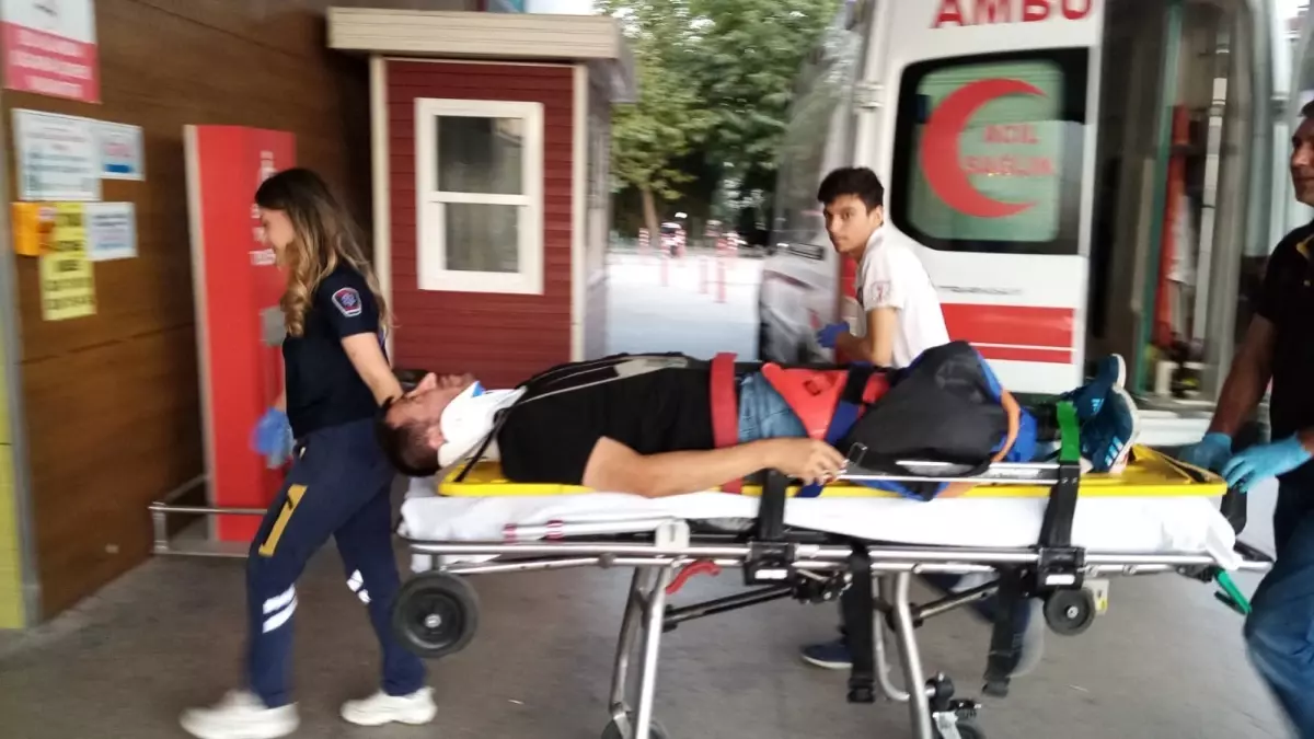 İnegöl'de motosiklet ile otomobil çarpıştı: 4 yaralı