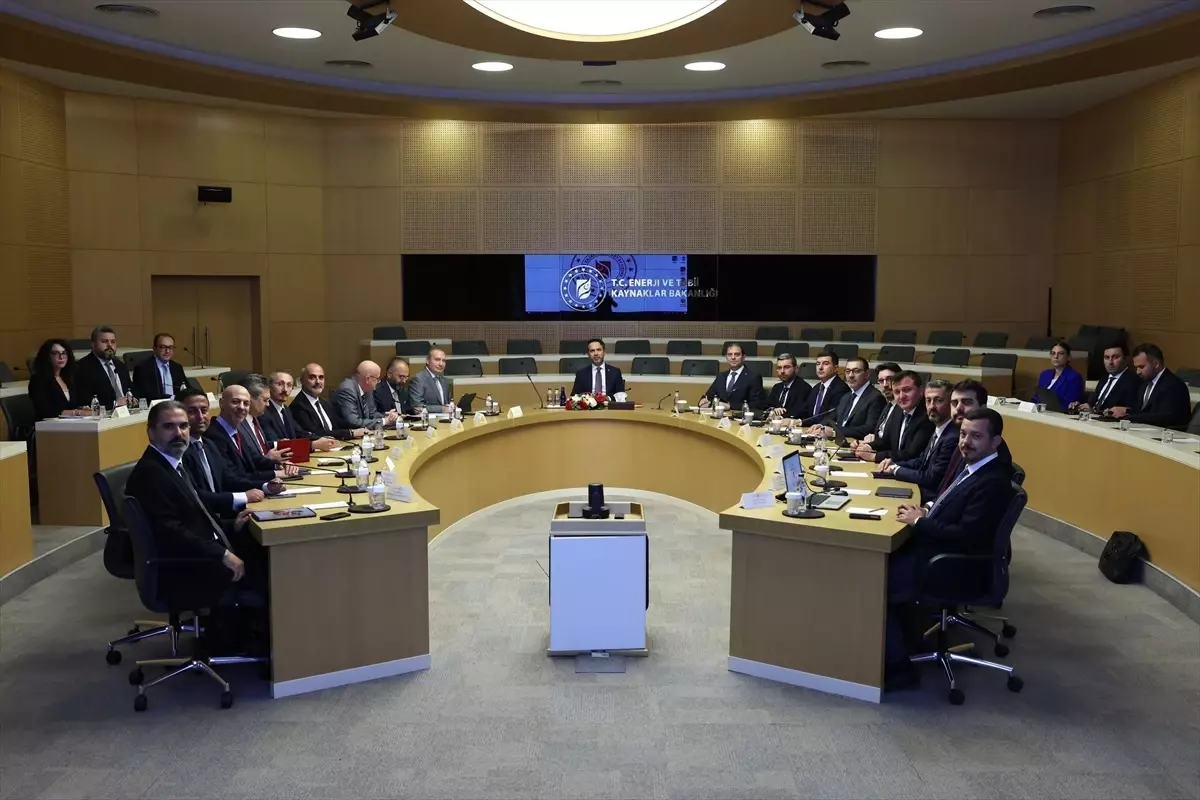 Enerji Bakanı Bayraktar, Elektrik Üreticileri Derneği ile görüştü