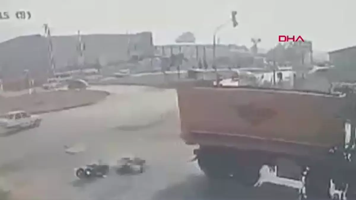 D-100 Karayolunda Kamyonun Üzerinden Geçtiği Motosikletteki Suriyeli Genç Hayatını Kaybetti