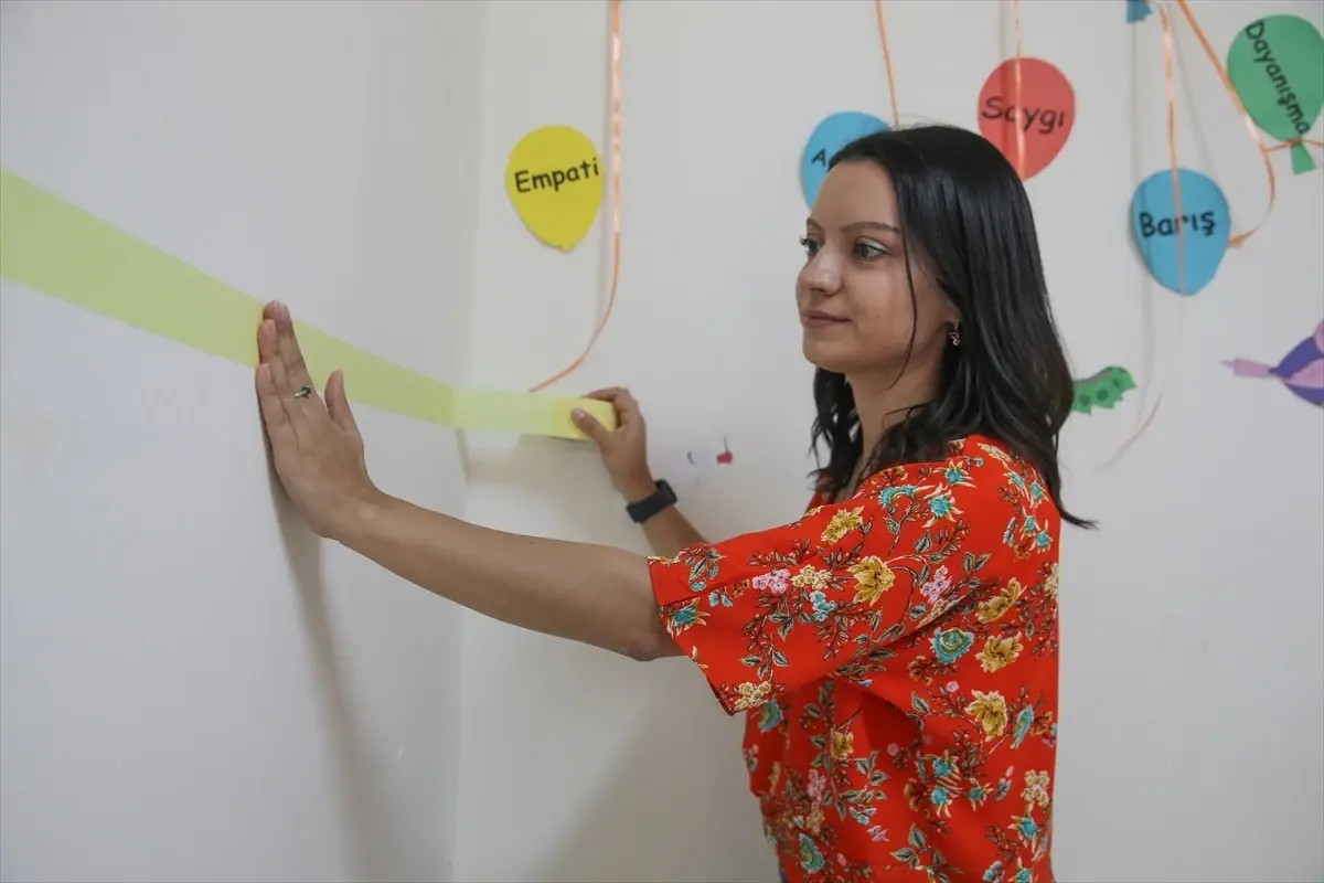 Öğretmen, evde eğitim gören öğrencisine gönüllü ders veriyor