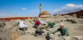 Van Kalesi'nin güneyindeki Eski Van Şehri'nde yeni yapılar ortaya çıkarıldı