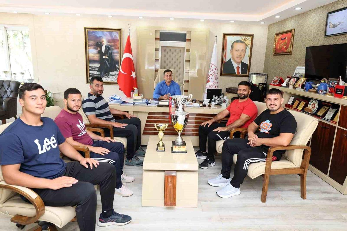 Manisa Gençlik ve Spor İl Müdürü, başarılı güreşçileri tebrik etti