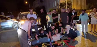 Antalya'da motosiklet ile hafif ticari araç çarpıştı: 2 yaralı